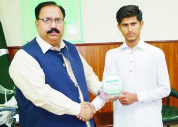 راجن پور ۔ میٹرک کے امتحانات میں اول پوزیشن لینے والے طالبعلم محمد عبداللہ کا اعزاز