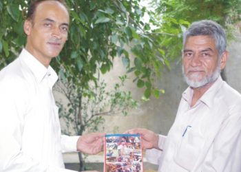 لیہ ۔ ڈسڑکٹ انفارمیشن آفیسر نثار احمدخان کو سینئرصحافی قمرشیرازی نے اپنی نوتصنیف’’ پاکستان مسائل وجوہات اور حل‘‘ پیش کی