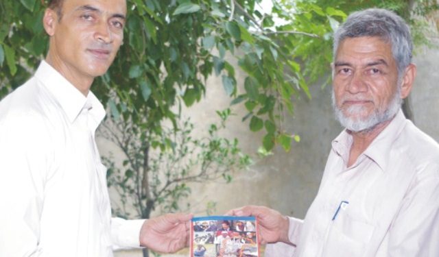 لیہ ۔ ڈسڑکٹ انفارمیشن آفیسر نثار احمدخان کو سینئرصحافی قمرشیرازی نے اپنی نوتصنیف’’ پاکستان مسائل وجوہات اور حل‘‘ پیش کی