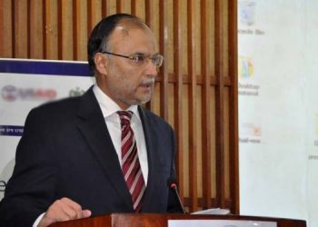 عمران خان پاکستان کے گوربا چوف ثابت ہو رہے ہیں: احسن اقبال