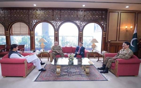 وزیراعظم عمران خان سے آرمی چیف جنرل قمر جاوید باجوہ، ڈی جی آئی ایس آئی اور ڈی جی آئی ایس پی آر کی ملاقات