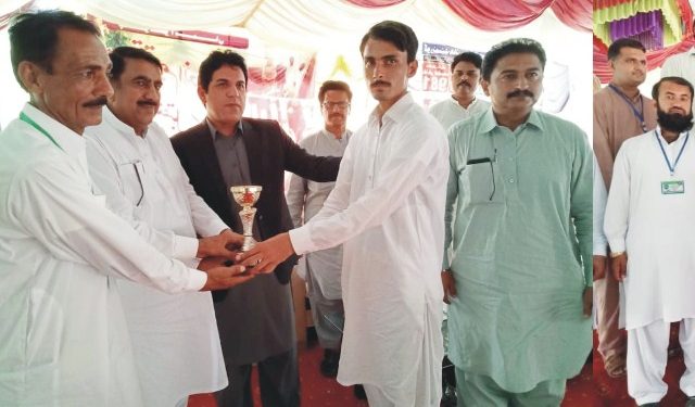 لیہ ۔ گورنمنٹ ہائرسکنڈری سکول 93ایم ایل کروڑ میں پوزیشن ہولڈر طلباء کے اعزاز میں تقریب