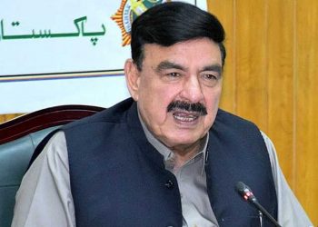 مولانا فضل الرحمان کو پیغام بھیجا ہے کہ گرم جگہ پر پاوَں نہ رکھیں، شیخ رشید