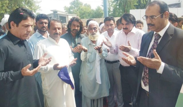 لیہ ۔ کشمیری بھائیوں سے اظہار یکجہتی کے لیے یادگاری طور پر کشمیرپار ک ،سنگ بنیادتختی کی نقاب کشائی