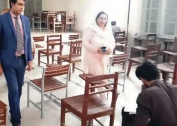 ڈیرہ غازی خان ۔ ایڈیشنل سیکرٹری ہائر ایجوکیشن کا انٹرمیڈیٹ امتحانات کے دوران امتحانی مرکز کا اچانک دورہ