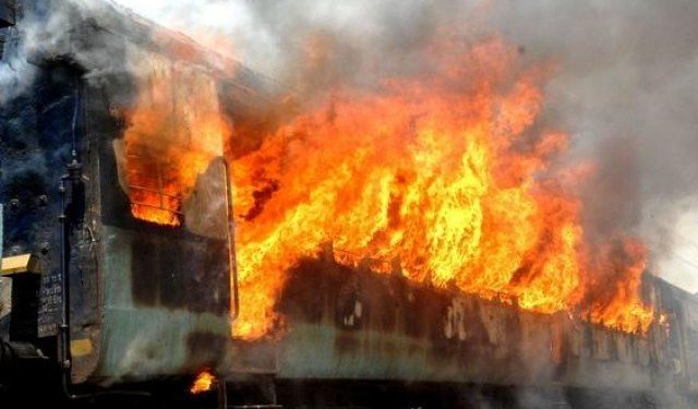رحیم یار خان ۔کراچی سے لاہور جانے والی تیز گام ایکسپریس میں آتشزدگی سے 9 افراد جاں بحق، 30 زخمی