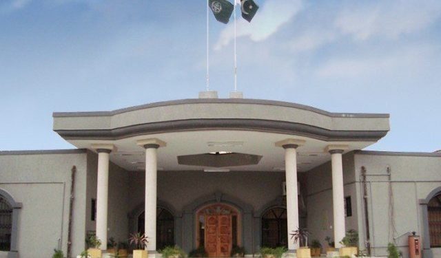 عدلیہ مخالف بیان؛ فردوس عاشق اعوان اورغلام سرورخان کی غیرمشروط معافی کے بعد فیصلہ محفوظ