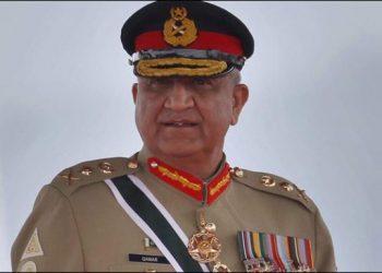 سپریم کورٹ نے آرمی چیف جنرل قمر جاوید باجوہ کی مدت ملازمت میں 6 ماہ کی توسیع کردی، 6 ماہ بعد دوبارہ جائزہ لیں گے: چیف جسٹس آف پاکستان