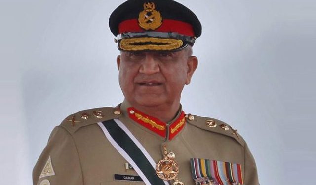 سپریم کورٹ نے آرمی چیف جنرل قمر جاوید باجوہ کی مدت ملازمت میں 6 ماہ کی توسیع کردی، 6 ماہ بعد دوبارہ جائزہ لیں گے: چیف جسٹس آف پاکستان
