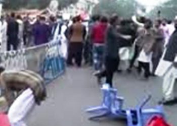 مال روڈ پر پنجاب لینڈ ریکارڈ اتھارٹی کے مظاہرین اور تاجر آمنے سامنے