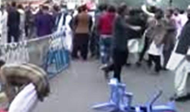 مال روڈ پر پنجاب لینڈ ریکارڈ اتھارٹی کے مظاہرین اور تاجر آمنے سامنے