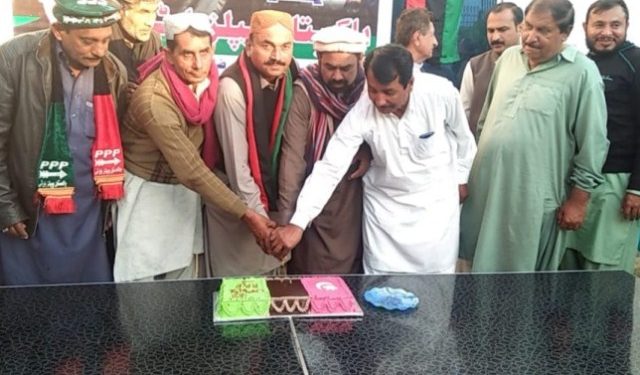 لیہ۔پاکستان پیپلز پارٹی کے 52 ویں یوم تاسیس پر تقریب ، کیک بھی کاٹا گیا