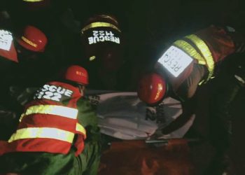 راجن پور ۔علاقہ عربی ٹبہ کے قریب نامعلوم افراد کی  پو لیس وین پر فائرنگ , 2ایلیٹ فورس کے جوانوں سمیت 5 افراد  شہید  ذرائع