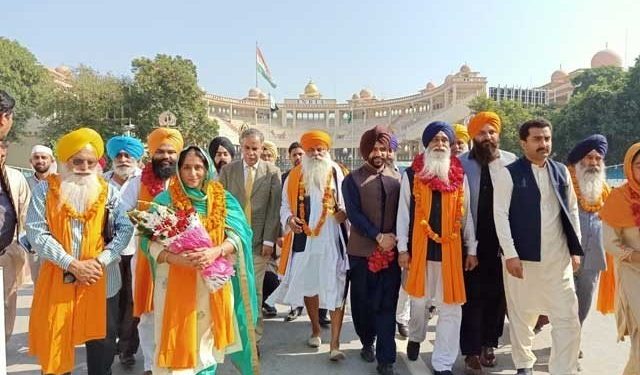 گورونانک کے جنم دن تقریبات میں شرکت کے لئے بھارتی یاتریوں کا پہلا جتھ پہنچ گیا