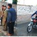 لیہ۔ڈپٹی کمشنر  موٹر سا ئیکل پر ، محلہ عید گاہ میں صفائی کی ابترصورت حال کا نوٹس  لے لیا