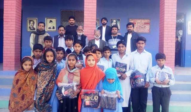 کروڑ لعل عیسن ۔سا نحہ اے پی ایس ک یاد میں  ہیلپ لا ئن ود انجم صحرائی کی جا نب سے  طلباءو طالبات میں گرم جر سیاں تقسیم