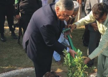 ڈیرہ غازی خان ۔ چیف جسٹس آف پاکستان آصف سعید کھوسہ نے پودا لگایا