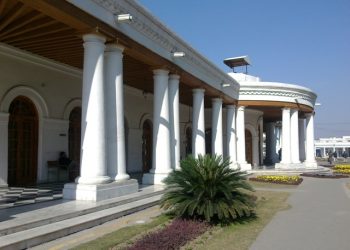 بیورو کریسی اور عوامی نمائندوں میں اختلافات زور پکڑنے لگے