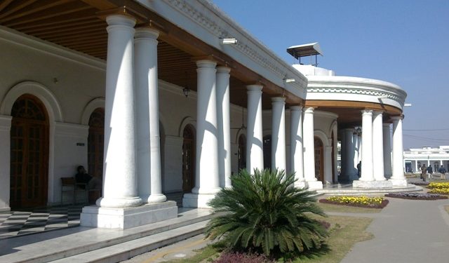 بیورو کریسی اور عوامی نمائندوں میں اختلافات زور پکڑنے لگے