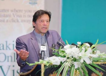 وزیراعظم عمران خان اپنی اہلیہ بشریٰ بی بی کے حق میں میدان میں آگئے