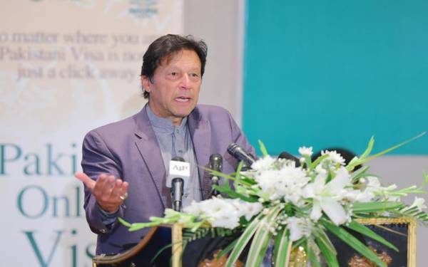 وزیراعظم عمران خان اپنی اہلیہ بشریٰ بی بی کے حق میں میدان میں آگئے