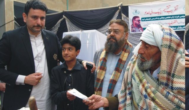 لیہ۔محکمہ سوشل ویلفیئر وبیت المال پنجاب کی جانب سے خصوصی افراد میں 5لاکھ 36ہزارروپے مالیت کے چیک تقسیم