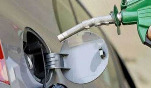 پٹرول سستا کرنیکی سفارش مسترد، حکومت کا قیمتیں برقرار رکھنے کا فیصلہ