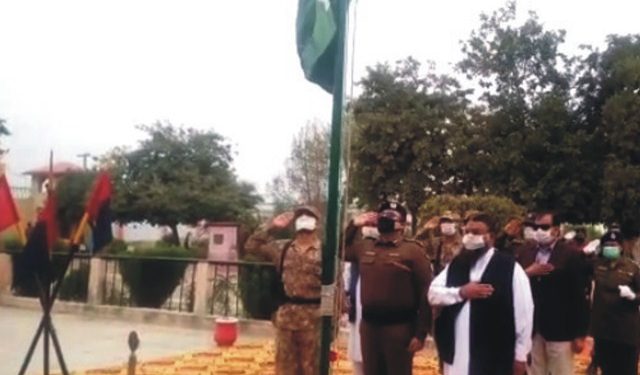لیہ۔یوم پاکستان کے سلسلہ میں انتہائی سادگی کے ساتھ پولیس لائن میں قومی پرچم لہرایاگیا