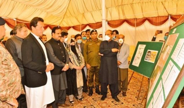 وزیرِ اعظم عمران خان کا ڈیرہ غازی خان میں ایران سے آنے والے زائرین کے لئے قرنطینہ میں انتظامات کا جائزہ ، زائرین سے خیریت دریافت کی