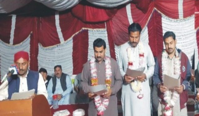 لیہ۔ممبران  مجلس عا ملہ انجمن تاجران باروی گروپ کی حلف برداری