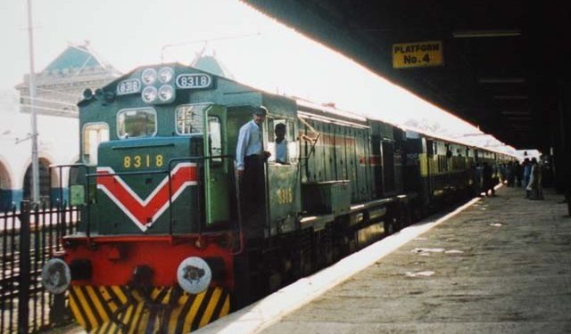 ملک بھر میں آج رات سے تمام مسافر ٹرینیں مکمل طور پر بند کرنے کا فیصلہ