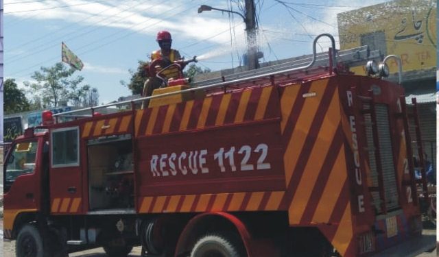 لیہ ۔ ضلع بھر کے مصروف مقامات اور گلی محلوں میں  جراثیم کش محلول کا سپرے کرا یا جا رہا ہے ۔ ڈپٹی کمشنر