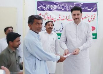 لیہ ۔  قومی منصوبہ برائے اضافہ پیداوار گندم کے خوش نصیب کاشتکاروں میں چیک تقسیم