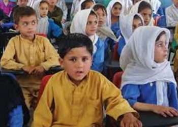 ملتان .. سکولوں میں کلاسز شروع کرنے اور میٹرک کے امتحان کیلئے مختلف تجاویز زیر غور