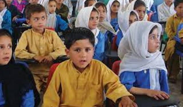 ملتان .. سکولوں میں کلاسز شروع کرنے اور میٹرک کے امتحان کیلئے مختلف تجاویز زیر غور