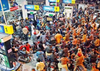 پیٹرول کی قلت برقرار، پی ایس او کا پیٹرول وافر مقدار میں موجودگی کا دعویٰ