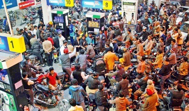 پیٹرول کی قلت برقرار، پی ایس او کا پیٹرول وافر مقدار میں موجودگی کا دعویٰ