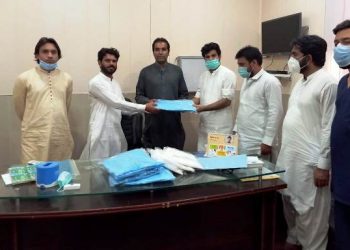 پہاڑپور۔ینگ ڈاکٹرز ایسوسی ایشن کے وفد کا رورل ہیلتھ سنٹر کا دورہ ،ڈاکٹرز میں کرونا حفاظتی سامان تقسیم