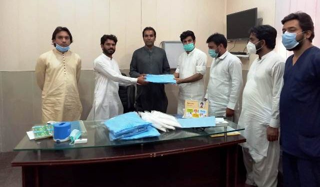 پہاڑپور۔ینگ ڈاکٹرز ایسوسی ایشن کے وفد کا رورل ہیلتھ سنٹر کا دورہ ،ڈاکٹرز میں کرونا حفاظتی سامان تقسیم