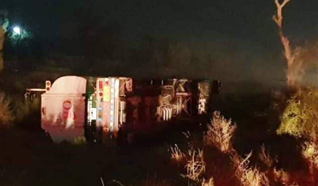 چوک اعظم ۔ ایم ایم روڈ  پر پٹرول سے بھرا آئل ٹینکر الٹ گیا ،آمدو رفت  معطل