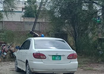 لیہ.  کار پر ریوالونگ لائٹ  ,سبز نمبر پلٹ لگا کر گاڑی کے کاغذات چھینے والے  وارداتئیےگرفتار