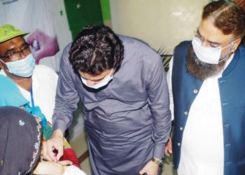 لیہ میں بھی  انسداد پو لیو مہم کاافتتاح ، معاون خصوصی وزیر اعلی پنجاب سید رفاقت علی گیلانی اور ڈپٹی کمشنر اظفر ضیاءنے  بچوں کوپولیو ویکسین کے قطرے پلاءے