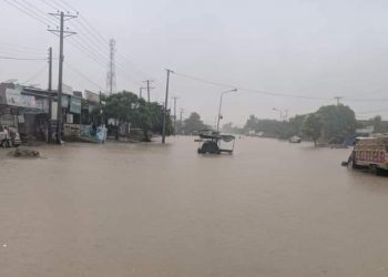 چوک اعظم .موسلادھار  بارش , ایم ایم روڈ پر 3/4 فٹ تک پانی ۔ عوام سے   متبادل راستے اختیار کرنے کی ہدایت  ۔