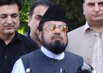 غیر ملکی خاتون کے ساتھ ویڈیو وائرل، مفتی قوی نے جعلی قرار دے دی