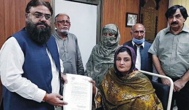 لیہ ۔سپیشل پرسن ایم بی اے ڈگری ہولڈر سعدیہ کنول کو ملازمت مل گئی