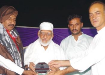 لیہ ۔روز نامہ سنگ بے آب کے زیر اہتمام  ایوارڈ تقریب , سید عثمان شاہ کی دستار بندی