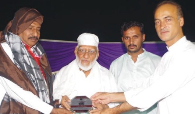 لیہ ۔روز نامہ سنگ بے آب کے زیر اہتمام  ایوارڈ تقریب , سید عثمان شاہ کی دستار بندی