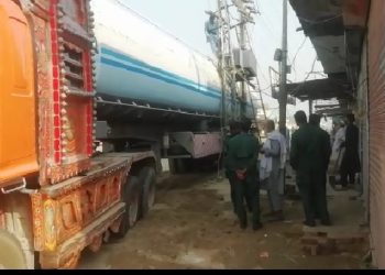 لیّہ .عید گاہ روڈ پر کروڈ آئل سے بھرا ٹینکر بچلی کے پول سے ٹکرا گیا,بجلی بند ,شہری سراپا احتجاج