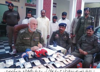 تھانہ سٹی لیہ کی بڑی کاروائی،ڈکیتی کے 6ملزمان،اسلحہ،نقدی،موٹر سائیکل سمیت گرفتار