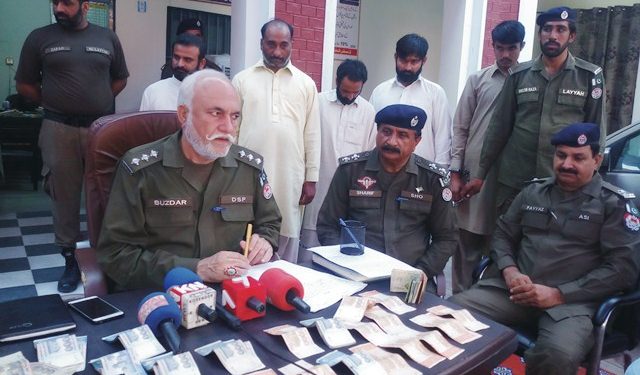 تھانہ سٹی لیہ کی بڑی کاروائی،ڈکیتی کے 6ملزمان،اسلحہ،نقدی،موٹر سائیکل سمیت گرفتار